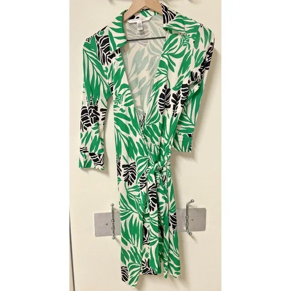 Diane Von Furstenberg Vintage Size 2 Mini Julian Silk Green Leaf Wrap Dress Diane Von Furstenberg Vintage Size 2 Mini Julian Silk Green Leaf Wrap Dress